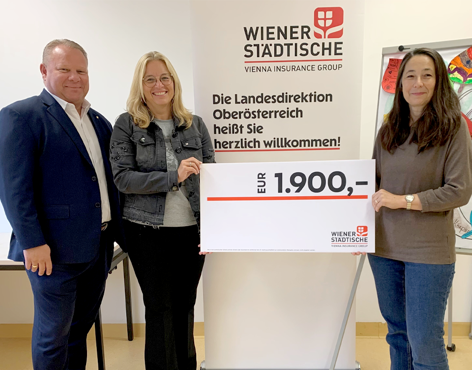 Daniela Hausleithner (Teamleitung elco/kico Wels), Heinz Falmbigl (Verkaufsleitung Wiener Städtische) und die Welser Vizebürgermeisterin Christa Raggl-Mühlberger mit dem Scheck über 1.900 Euro